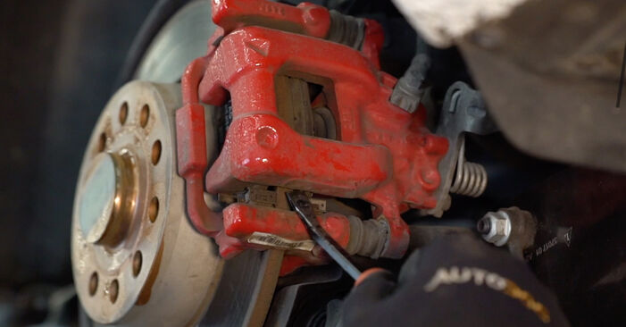 Wie schmierig ist es, selber zu reparieren: Bremsbeläge beim VW PASSAT (315, 3A5) 1.8 1994 wechseln – Downloaden Sie sich Bildanleitungen