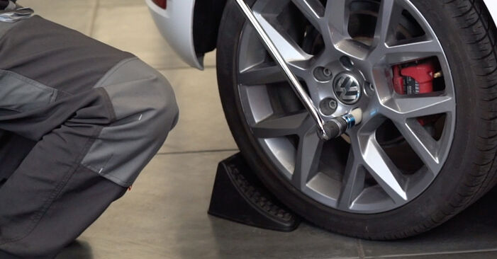 Cum să mentenanța Brat Suspensie VW Golf VI Cabrio (517) 1.6 TDI 2012 – manualele pas cu pas și ghidurile video