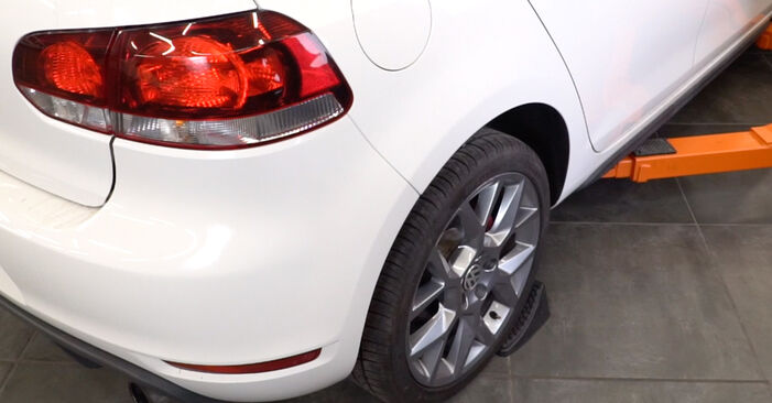 Hoe Draagarm VW Golf VI Cabrio (517) 2011 wisselen – raad en uitleg