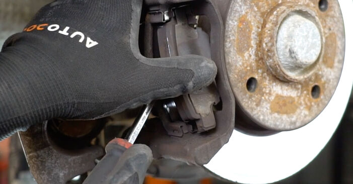 Wie schmierig ist es, selber zu reparieren: Radlager beim Peugeot 208 1 1.4 VTi 2018 wechseln – Downloaden Sie sich Bildanleitungen