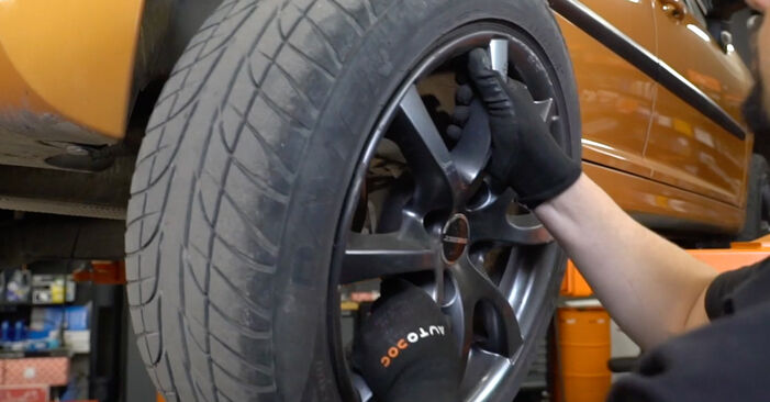 Sustitución de Cojinete de Rueda en un Peugeot 208 Furgón 1.6 HDi 92 2014: manuales de taller gratuitos