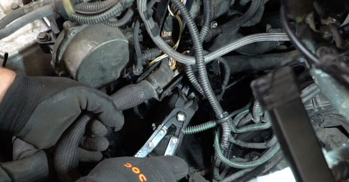 Wie schmierig ist es, selber zu reparieren: Thermostat beim Citroën C4 Coupe 2.0 VTR 2010 wechseln – Downloaden Sie sich Bildanleitungen