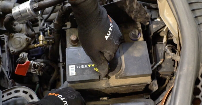 Quão difícil é efetuar a substituição de Termóstato no Peugeot 207 SW 1.6 HDi 2013 por si mesmo - descarregue o guia ilustrado