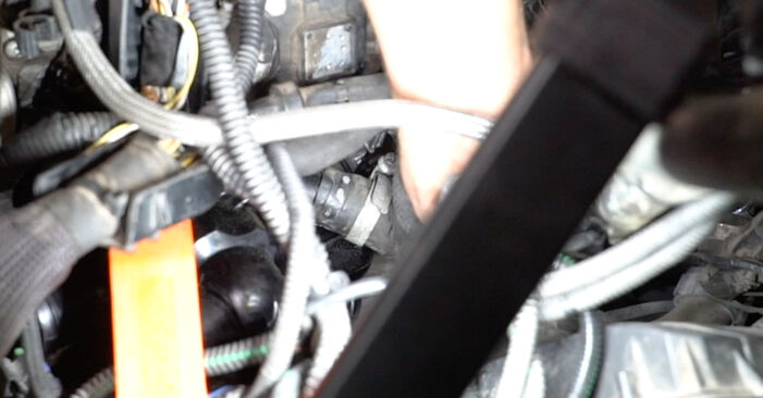 Wie schmierig ist es, selber zu reparieren: Thermostat beim Peugeot 308 CC 1.6 16V 2015 wechseln – Downloaden Sie sich Bildanleitungen