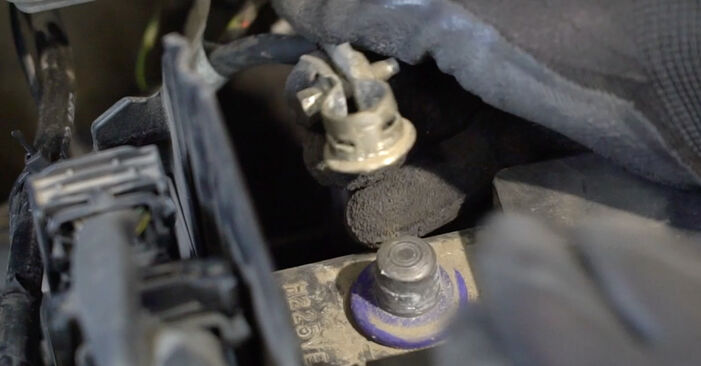 Jak zdjąć i wymienić Termostat układu chłodzenia Peugeot 308 CC 1.6 THP 2013 - łatwe w użyciu instrukcje online