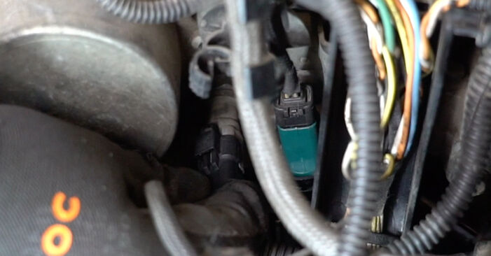 Stufenweiser Leitfaden zum Teilewechsel in Eigenregie von Peugeot 5008 mk1 2013 1.6 BlueHDi 120 Thermostat