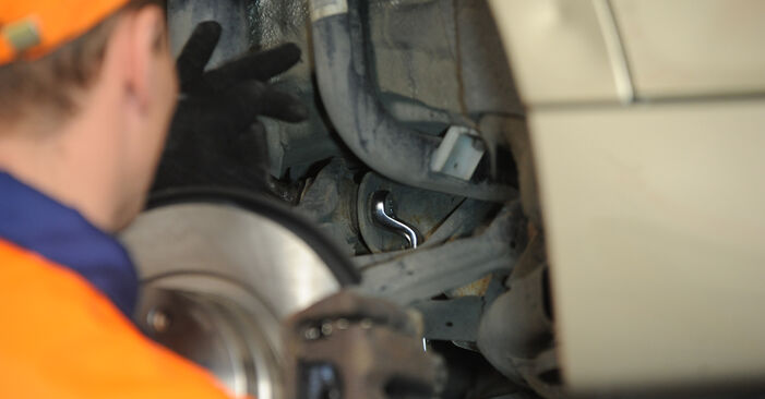 Wie schmierig ist es, selber zu reparieren: Querlenker beim BMW E81 116i 2.0 2006 wechseln – Downloaden Sie sich Bildanleitungen
