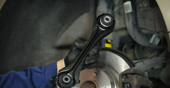 BMW 3 SERIES 318d 2.0 Control Arm replacement: online guides and video tutorials