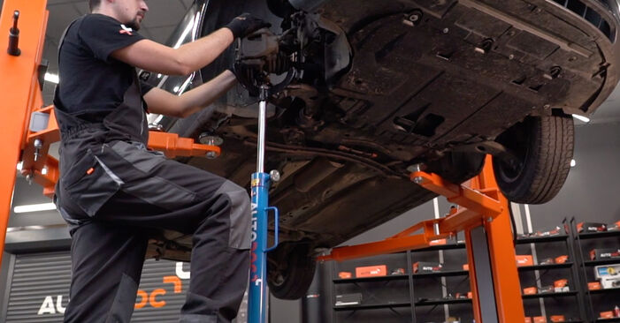 Wie schmierig ist es, selber zu reparieren: Domlager beim Ford Focus mk3 Limousine 1.6 TDCi 2016 wechseln – Downloaden Sie sich Bildanleitungen