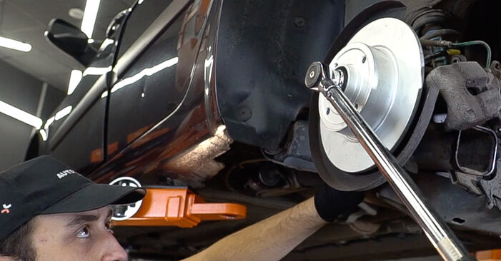 Come sostituire Cuscinetti ruota posteriore e anteriore RENAULT Sandero / Stepway II (B8_) 1.2 16V 2014 - manuali passo passo e video guide