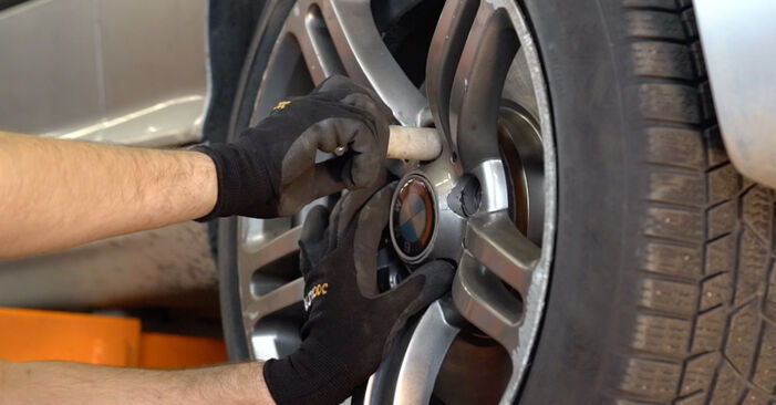Wie schmierig ist es, selber zu reparieren: Bremsbeläge beim BMW E86 M 3.2 2008 wechseln – Downloaden Sie sich Bildanleitungen