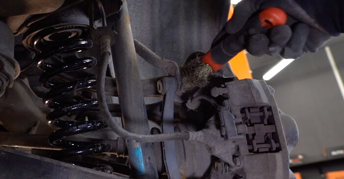 Wie schmierig ist es, selber zu reparieren: Koppelstange beim Mercedes S124 E 300 3.0 Turbo Diesel (124.193) 1995 wechseln – Downloaden Sie sich Bildanleitungen