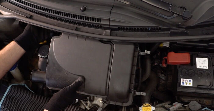 TOYOTA YARIS 1.3 (NCP92_) Air Filter replacement: online guides and video tutorials