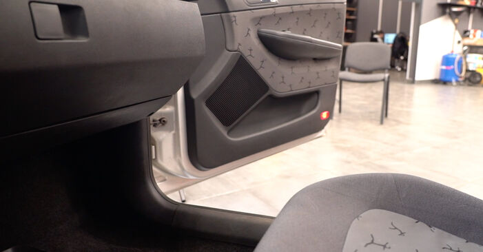 Wie Innenraumfilter beim VW Polo 9n Limousine 2002 gewechselt werden - Unentgeltliche PDF- und Videoanweisungen