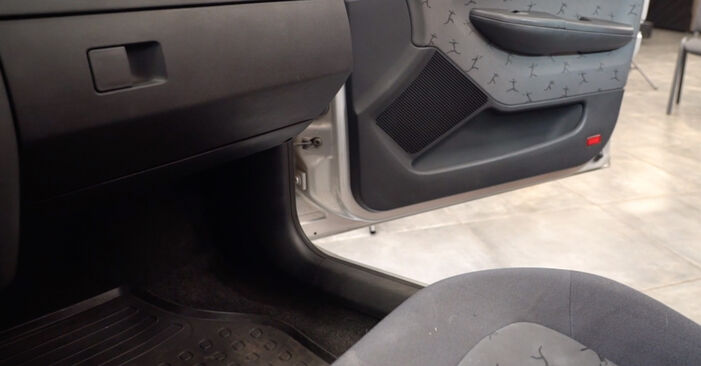 Tausch Tutorial Innenraumfilter am VW Polo Limousine (9N4) 2005 wechselt - Tipps und Tricks