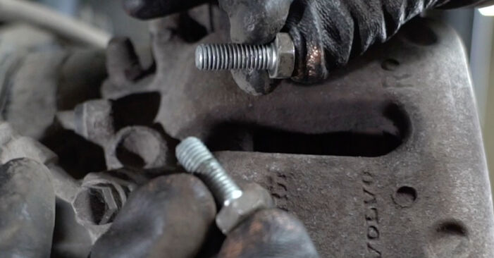 Volvo S60 2 D4 2016 Bremsbeläge wechseln: wie schwer ist es, selbst zu reparieren - Downloaden Sie sich illustrierte Anleitungen