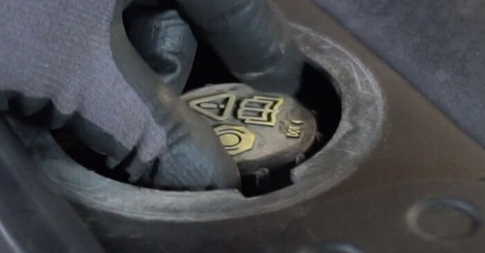Jak trudno jest to zrobić samemu: wymień Komplet klocków hamulcowych w Volvo XC70 Kombi 3.2 AWD 2013 - pobierz ilustrowany przewodnik