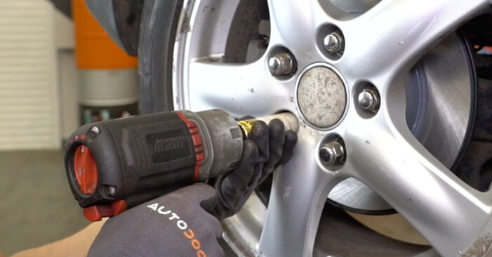 Wie kompliziert ist es, selbst zu reparieren: Bremsbeläge am Honda Civic IX 1.8 i-VTEC (FK2) 2018 ersetzen – Laden Sie sich illustrierte Wegleitungen herunter