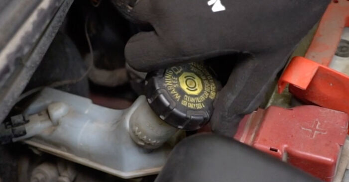 Wie schmierig ist es, selber zu reparieren: Bremsbeläge beim Renault Clio 3 Grandtour 1.2 16V 2014 wechseln – Downloaden Sie sich Bildanleitungen