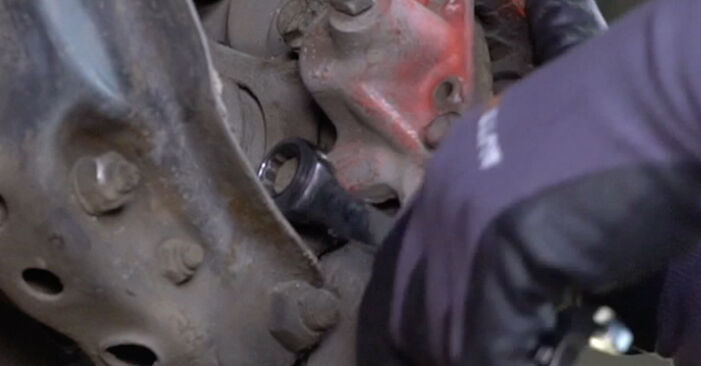 Tauschen Sie Handbremsbeläge beim Mercedes S124 1995 E 250 2.5 Turbo Diesel (124.186) selber aus