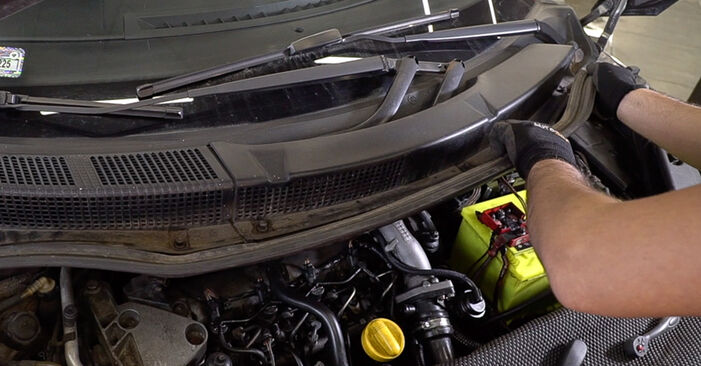 Wie problematisch ist es, selber zu reparieren: Stoßdämpfer beim Renault Grand Scénic II 1.9 dCi (JM14) 2004 auswechseln – Downloaden Sie sich bebilderte Tutorials