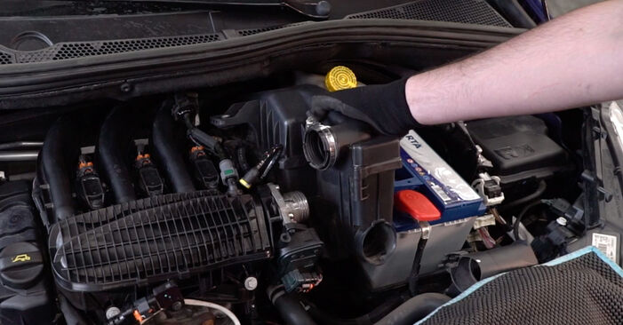 Come cambiare Filtro dell'aria su CITROËN DS3 Cabriolet 2013 - suggerimenti e consigli
