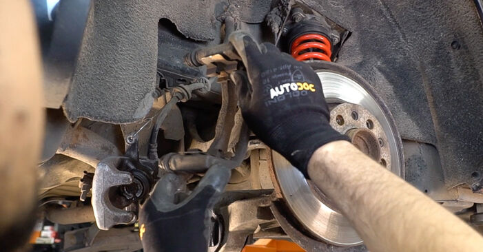 Replacing Brake Discs on Alfa Romeo Spider 939 2010 2.4 JTDM (939EXD1B, 939EXD12) by yourself