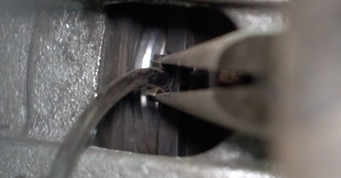 Wie kompliziert ist es, selbst zu reparieren: Verschleißanzeige Bremsbeläge am BMW E46 318i 2.0 2004 ersetzen – Laden Sie sich illustrierte Wegleitungen herunter
