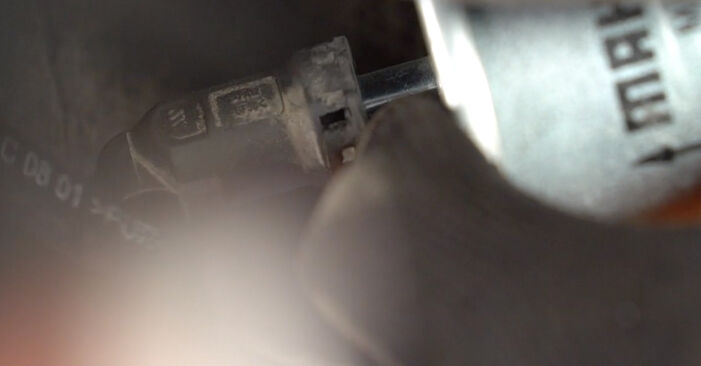 Jak zdjąć i wymienić Filtr paliwa Skoda Yeti 5l 1.6 TDI 2013 - łatwe w użyciu instrukcje online