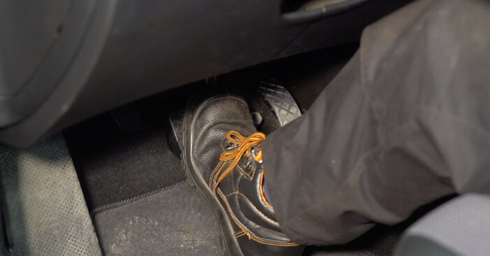 Reemplazo de Pinzas de Freno en un SEAT LEON 1.6 16 V: guías online y video tutoriales