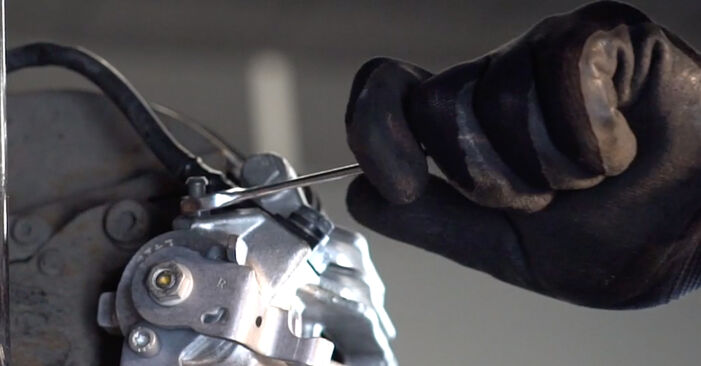 Cómo reemplazar Pinzas de Freno en un VW Polo Hatchback (6R1, 6C1) 2014: descargue manuales en PDF e instrucciones en video