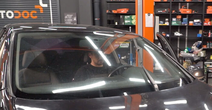 Wie Scheibenwischer beim Seat Ibiza IV Sportcoupe 2008 gewechselt werden - Unentgeltliche PDF- und Videoanweisungen