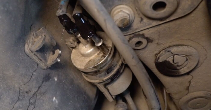 VW Caddy 2 Kastenwagen 1.9 SDI 1997 Kraftstofffilter wechseln: Gratis Reparaturanleitungen
