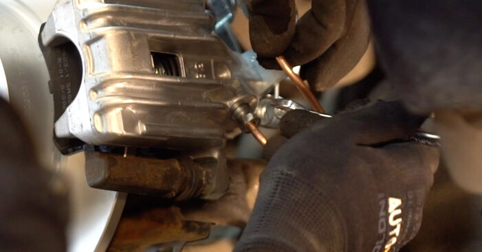 Tauschen Sie Bremssattel beim AUDI TT Coupe (8J3) 1.8 TFSI 2009 selbst aus