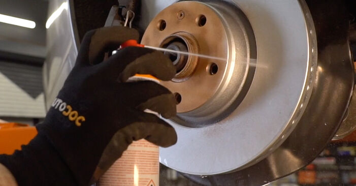Wie schmierig ist es, selber zu reparieren: Bremsbeläge beim Audi A6 C4 1.8 1996 wechseln – Downloaden Sie sich Bildanleitungen