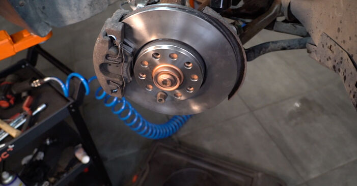 Wie kompliziert ist es, selbst zu reparieren: Bremssattel am Audi A4 B5 S4 2.7 quattro 2000 ersetzen – Laden Sie sich illustrierte Wegleitungen herunter