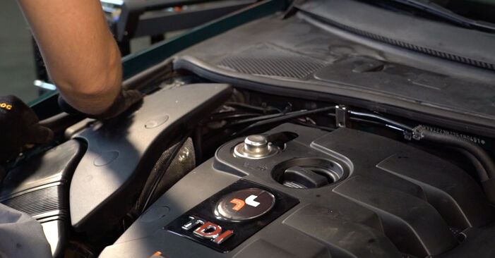 Cum să mentenanța Brat Suspensie AUDI A4 Cabrio (8H7, B6, 8HE, B7) 1.8 T 2003 – manualele pas cu pas și ghidurile video