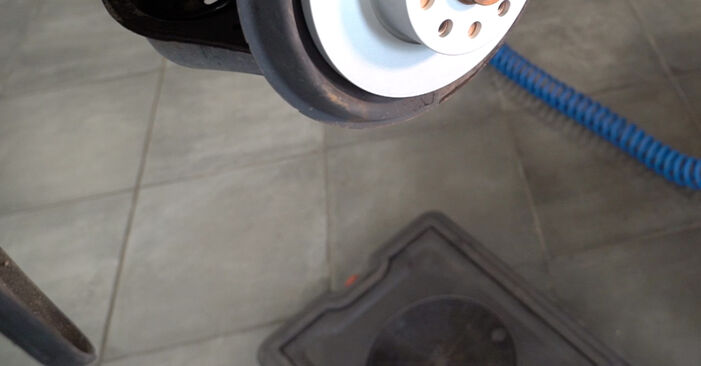 Wie lange benötigt das Auswechseln der Teile: Bremssattel beim VW Golf 6 Cabrio 2013 - Detailliertes PDF-Tutorial