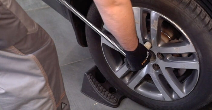 Cómo reemplazar Pinzas de Freno en un VW Golf VI Cabrio (517) 1.6 TDI 2012 - manuales paso a paso y guías en video