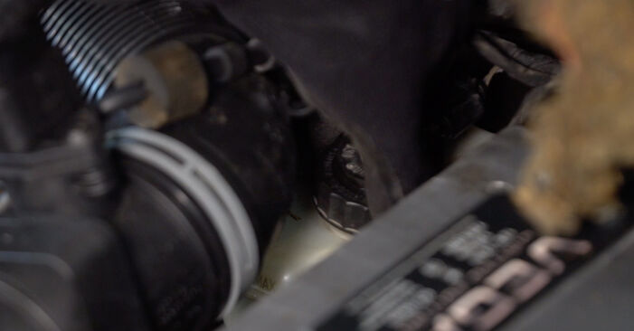 VW Golf 6 Cabrio 2.0 TDI 2013 Bremssattel wechseln: Gratis Reparaturanleitungen