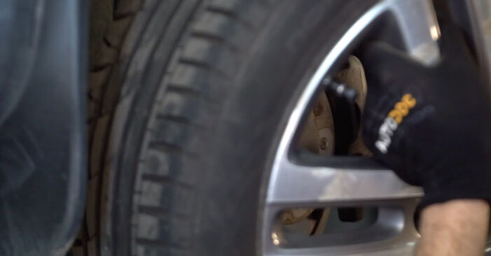 Hvordan bytte Bremsecaliper på VW Golf VI Cabrio (517) 1.4 TSI 2014 selv