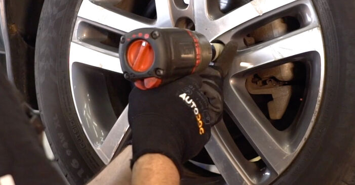 Sustitución de Pinzas de Freno en un VW Beetle Cabrio 1.6 TDI 2013: manuales de taller gratuitos