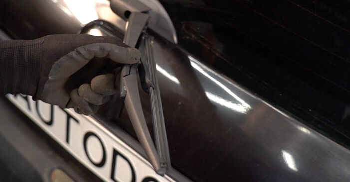 Come cambiare Tergicristalli posteriore e anteriore su Nissan Juke F15 1.5 dCi 2010 - manuali PDF e video gratuiti