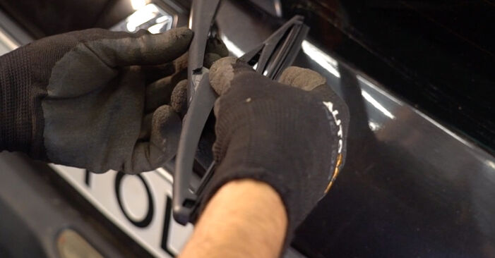 Смяна на Nissan Juke f15 1.6 2012 Перо на чистачка: безплатни наръчници за ремонт