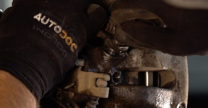 Wie schmierig ist es, selber zu reparieren: Bremsbeläge beim Opel Combo B 1.2 2000 wechseln – Downloaden Sie sich Bildanleitungen