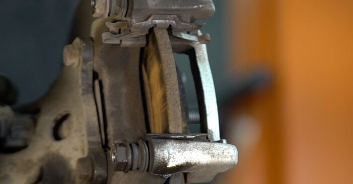 Wie lange braucht der Teilewechsel: Bremsbeläge am Toyota Corolla NRE180 2014 - Einlässliche PDF-Wegleitung