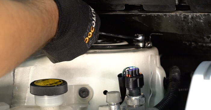 Cómo reemplazar Amortiguadores en un TOYOTA Corolla Berlina (_E18_, ZRE1_) 1.6 (ZRE181_) 2014 - manuales paso a paso y guías en video