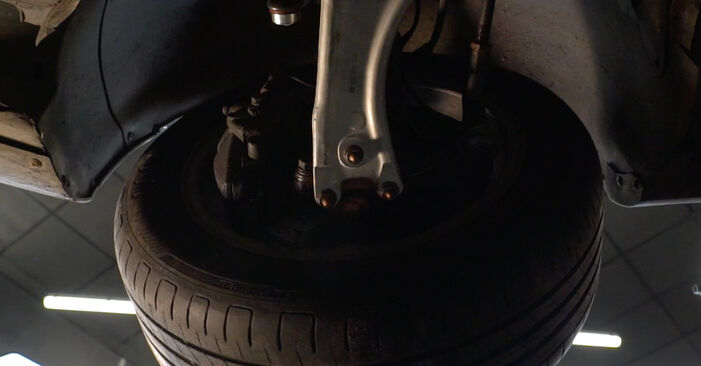 Sustitución de Brazo De Suspensión en un VW Passat NMS 3.6 FSI 2013: manuales de taller gratuitos