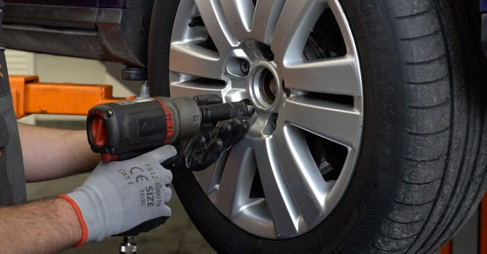 Cómo reemplazar Brazo De Suspensión en un VW Passat (A32, A33) 2.5 2012 - manuales paso a paso y guías en video