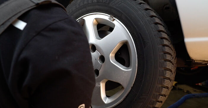 Wie schmierig ist es, selber zu reparieren: Bremsbeläge beim Opel Astra G Coupe 1.8 16V (F07) 2000 wechseln – Downloaden Sie sich Bildanleitungen